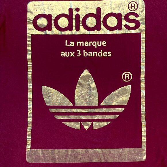 Adidas La Marque Aux 3 Bandes Deep Red Gold Foil T Shirt Size Large - Picture 2 of 5